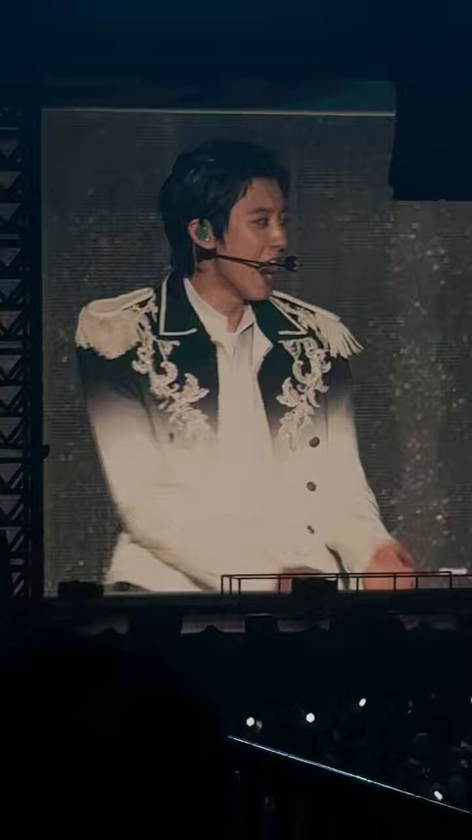 chanyeol and kyungsoo 🤣 “gamau pulang maunya digoyang” (in korean) 😭
