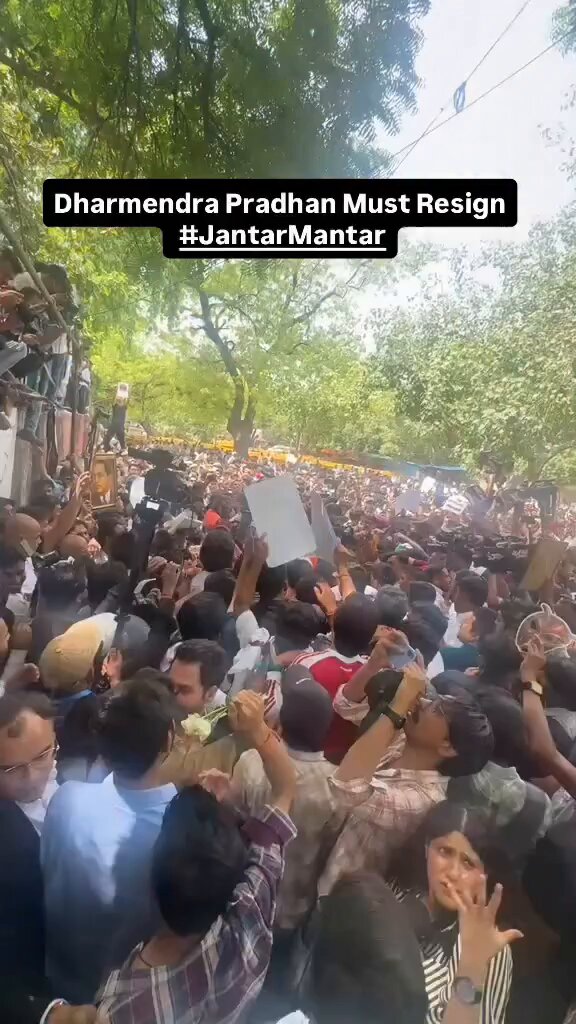 "Today's protest at Jantar Mantar, Delhi, was very peaceful and witnessed one of the biggest crowds. Retweet this and let those who couldn't participate see what happened today." #cjp_पार्टी #Cockroachjantaparty #Jantarmantar #Abhijeetdipke #Delhiprotest