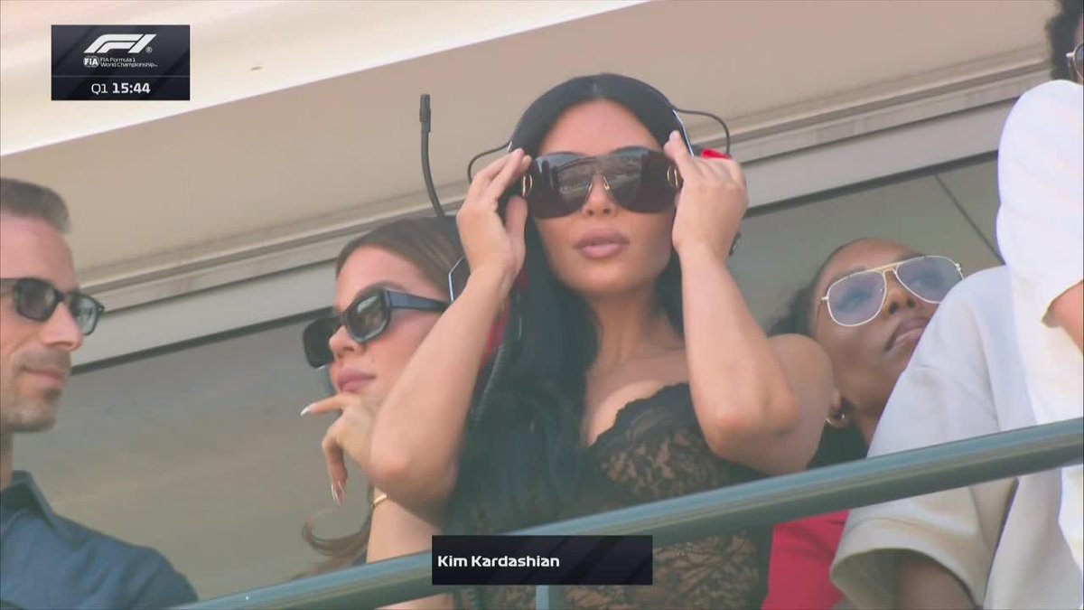 Kim Kardashian, pareja de Lewis Hamilton, dice presente en Mónaco para alentar al piloto británico. 📺 #MonacoGP | Toda la temporada de #F1 por #DisneyPlus Plan Premium