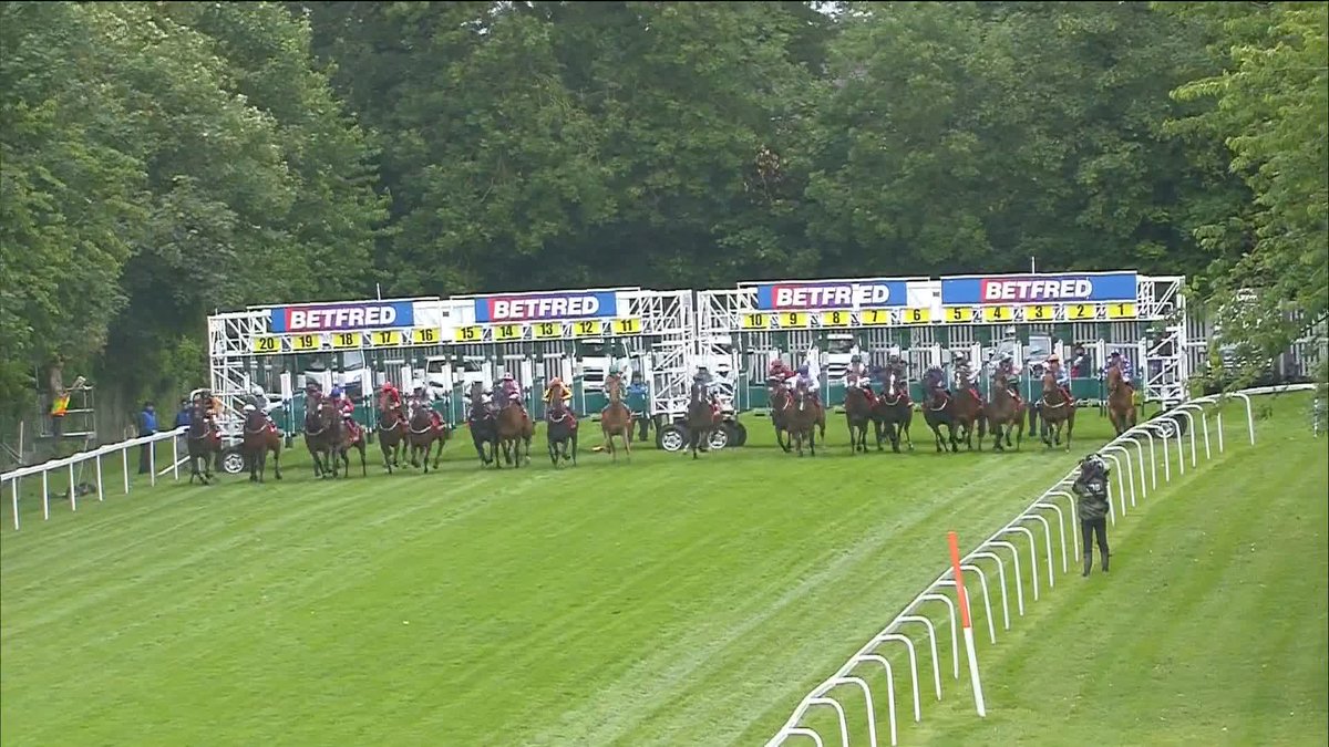Blink, and you'll miss it!💨 Arklow Lad takes the Betfred 'Dash' Handicap👏 #ITVRacing | Harry Joe Davies
