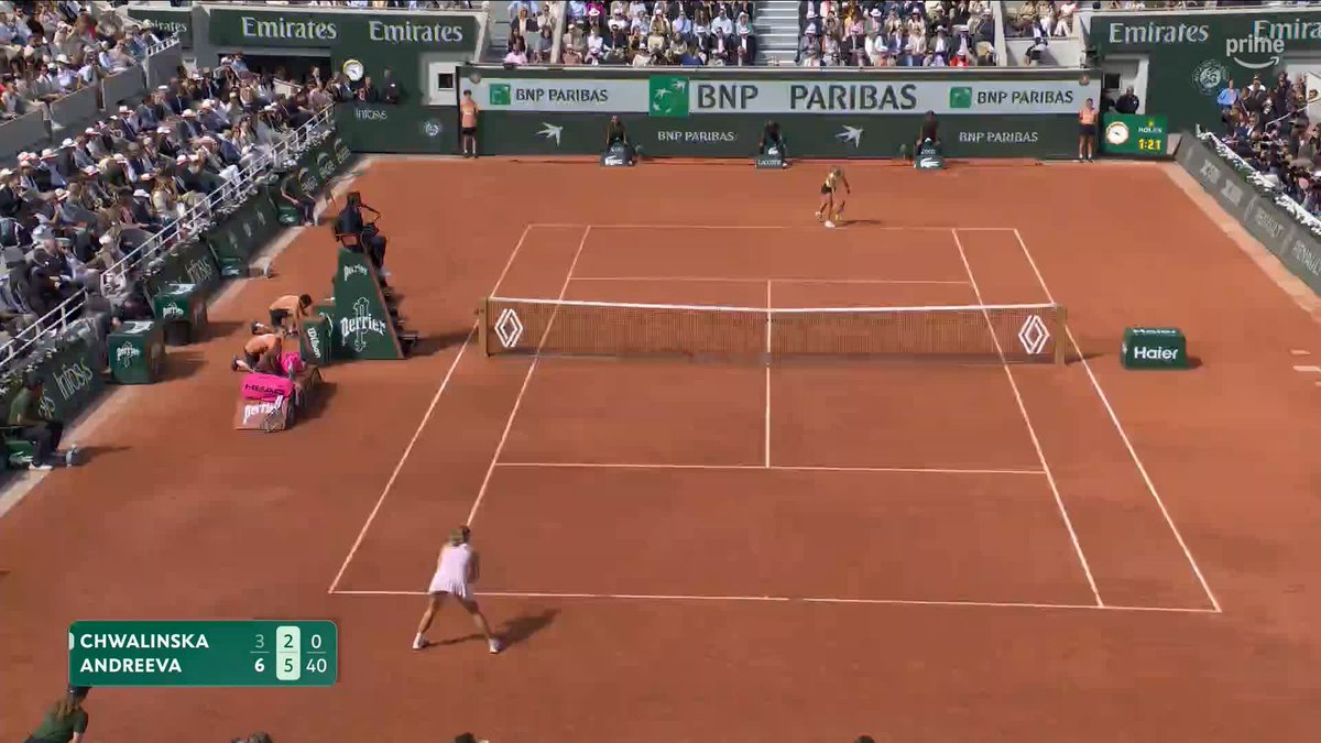 UN MOMENT D’HISTOIRE ⭐️ 🥹 L’instant où Mirra Andreeva (19 ans) remporte son premier titre du Grand Chelem à #RolandGarros Elle est la première joueuse née après 2005 à remporter un Majeur. 🏆💎