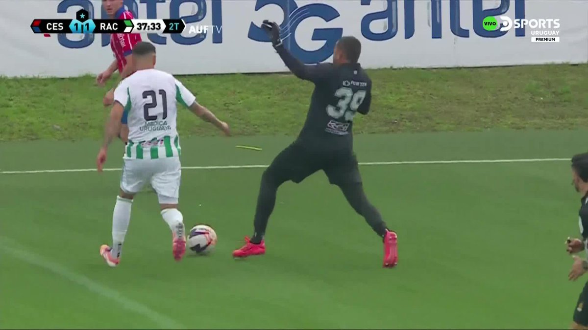 DE LA SALIDA DEL ARQUERO AL EMPATE PALERMITANO Rodolfo, arquero brasileño de Central Español, salió a cortar afuera del área, gambeteó a varios rivales y sirvió la contra para que su equipo, con 10 jugadores, le empate el partido a Racing. #LigaUruguayaEnDSPORTS