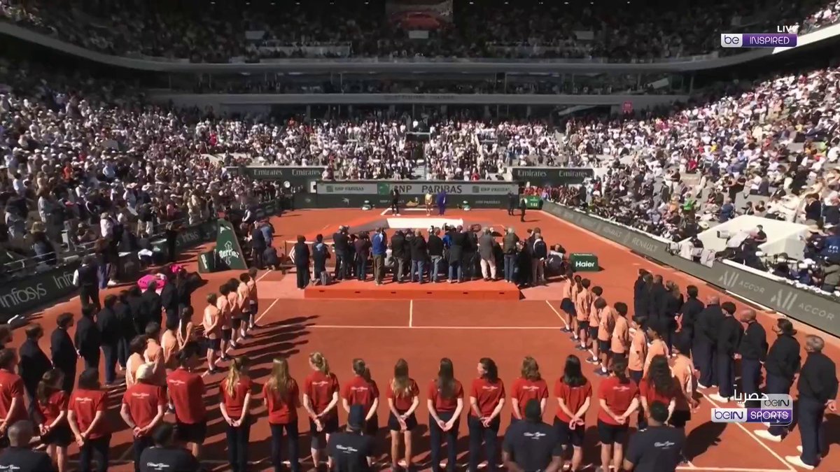 🎾🏆 ميرا أندرييفا ترفع كأس بطولة رولان غاروس وتتوج باللقب للمرّة الأولى في مشوارها 👏✨ #رولان_غاروس #RolandGarros
