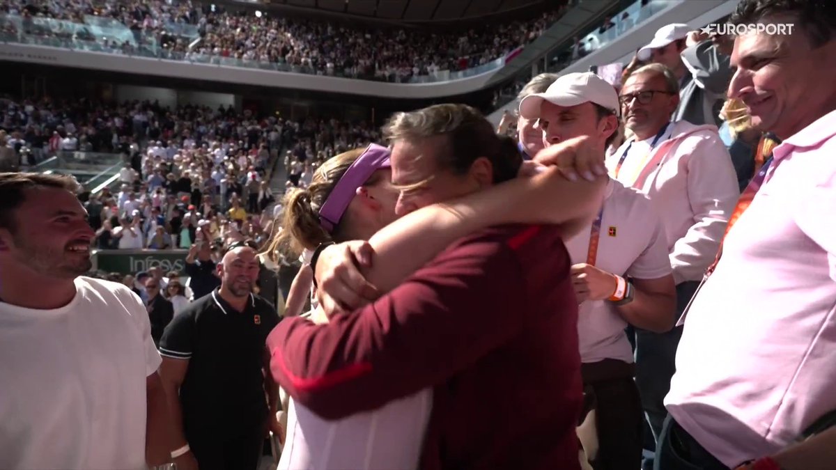 El abrazo que estábamos deseando ver de la pareja más bonita del tenis🥹🥹🥹🥹 Enhorabuena Conchita Martínez 💙, qué jugadora has construido. Ya tienes otra campeona de Grand Slam a tus espaldas 👏