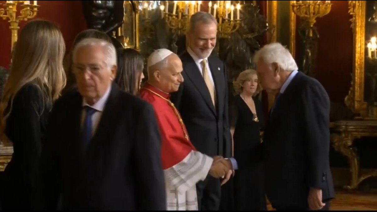 De este video lo que destacaría es como Aznar, Rajoy, Feijoo inclinan la cabeza ante el Rey y el papa pero no ante la Reina Letizia. Mezcla clara de clasismo y machismo. Abascal solo lo hace ante el Papa pero no ante los reyes. Felipe Gonzalez con los 3.
