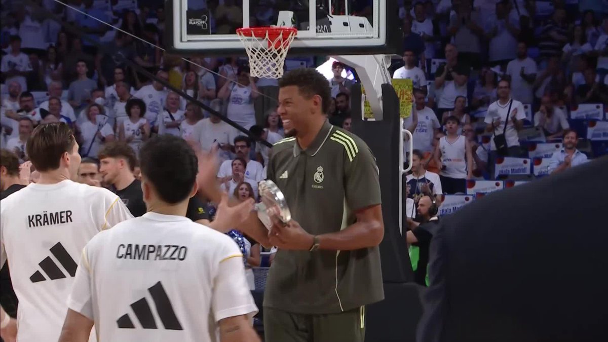 🏆 De la mano de Felipe Reyes, Edy Tavares ya tiene su trofeo de MEJOR DEFENSOR de la #LigaEndesa 2025-26 📺 DAZN España | #PlayoffLigaEndesa | Real Madrid Basket