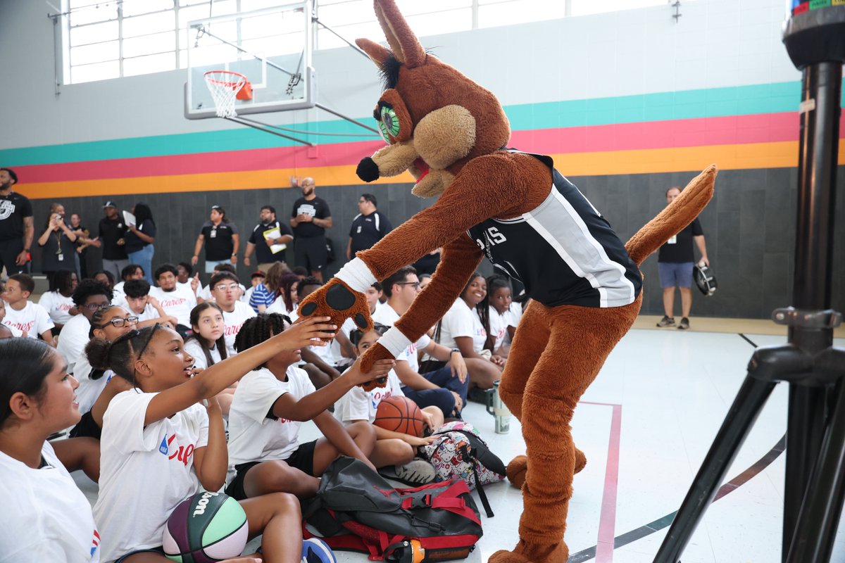 A great day at Denver Heights Community Center! 🎉🏀✨ The NBA, Emirates and San Antonio San Antonio Spurs came together to celebrate a renovated gymnasium and multipurpose room, including new backboards and a scoreboard, upgraded technology and gaming equipment. These enhancements will help Denver Heights continue to provide a safe, welcoming space where youth and families can learn, play, connect and thrive. 💙