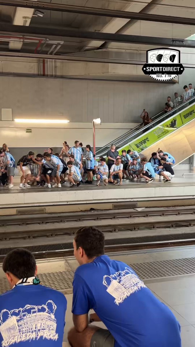 🚉 La ‘Malagamanía’ no se detiene tras la despedida en el aeropuerto 🔵 Así esperaban a su tren los aficionados del @malagacf