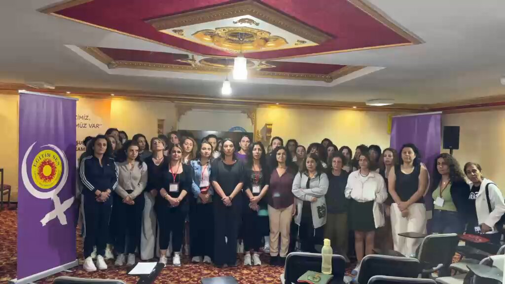 Rahmi Koç’un İzmir’de bir hastane açılışında Kürt kadınları hedef alan cinsiyetçi ve ırkçı ifadeler kullanması kabul edilemez. Kadın bedeni, hasta mahremiyeti ve kimlikler üzerinden kurulan bu ayrımcı dil; “espri” ya da “fıkra” adı altında meşrulaştırılamaz. Toplumsal yaşamın her alanında olduğu gibi sağlık hizmetlerinde de insan onuru, eşitlik, mahremiyet ve ayrımcılık yasağı temel ilkelerdir. Servet, unvan ya da toplumsal statü; hiç kimseye kadınları, halkları ve onların kimliklerini aşağılayan bir dil kullanma hakkı vermez. Kadınları, halkları ve anadillerini hedef alan ayrımcı söylemler karşısında sessiz kalmak, ayrımcılığı ve ötekileştirmeyi toplumsal yaşamda yeniden üretmek anlamına gelir. Eğitim Sen olarak kadınları, halkları ve anadillerini hedef alan bu cinsiyetçi ve ırkçı dili kınıyor; eşit, özgür ve onurlu bir yaşam mücadelesini büyütme kararlılığımızı bir kez daha vurguluyoruz. "