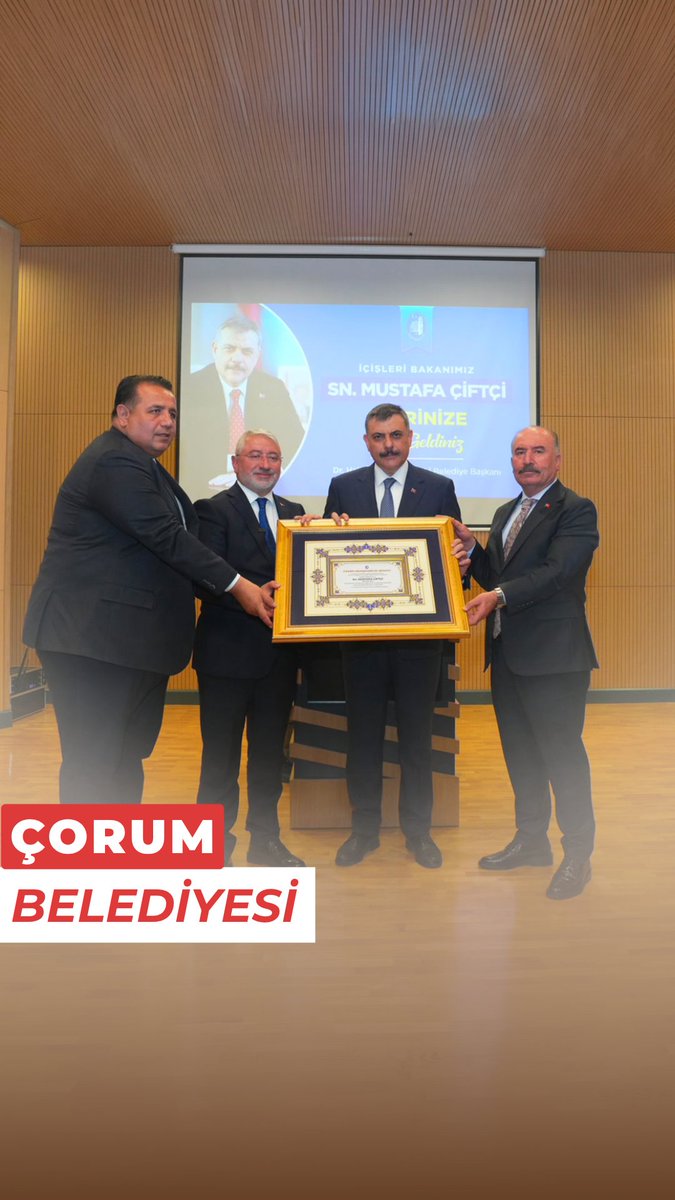 Çorum Belediyemiz tarafından tarafımıza tevdi edilen Fahri Hemşehrilik Beratı’nı büyük bir memnuniyetle teslim aldık. Çorum, meslek hayatımın ilk göz ağrılarından biridir. Bu güzel şehri hiçbir zaman sadece bir görev yeri olarak görmedim. Burada kurduğumuz dostluklar, birlikte yaşadığımız hatıralar ve hemşehrilerimizle kurduğumuz gönül bağı, Çorum’u bizim için her zaman özel kılmıştır. Bu nedenle, Çorumlu hemşehrilerimiz tarafından fahri hemşehri olarak kabul edilmek bizler için ayrı bir anlam taşımaktadır. Bu berat, aramızdaki muhabbetin ve karşılıklı gönül bağının kıymetli bir nişanesidir. Bu anlamlı takdirleri dolayısıyla Belediye Başkanımız Sayın Halil İbrahim Aşgın’a, Belediye Meclisimizin kıymetli üyelerine ve tüm Çorumlu hemşehrilerimize gönülden teşekkür ediyorum. Çorum ile kurduğumuz gönül bağı her zaman devam edecektir.