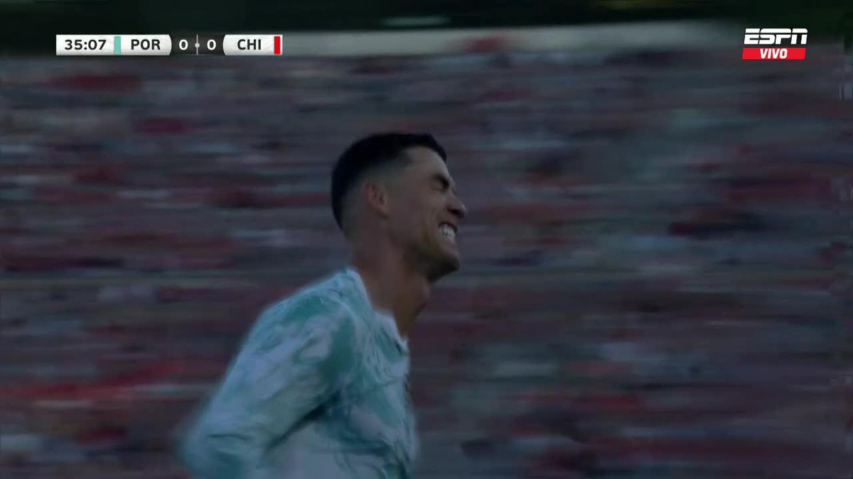 ¡POR POCO, BICHO! Cristiano Ronaldo definió muy bien y marcó ante Chile pero, finalmente, el gol fue anulado por offside. 📺 #DisneyPlus Plan Premium