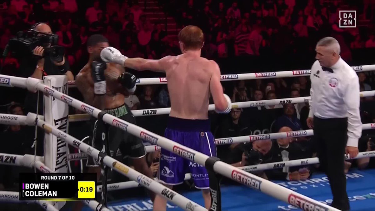 Aaron Bowen has HURT Troy Coleman in the 7th round ‼️ #PadleyFiaz | Live NOW on DAZN ▪️