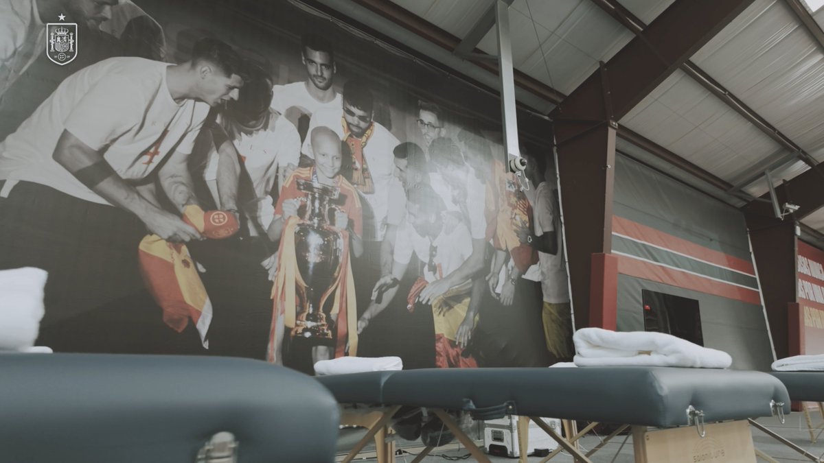 🏡 Descubre la Baylor School, el hogar deportivo de España en Chattanooga. Instalaciones adaptadas y tematizadas para que la Selección Española Masculina de Fútbol se sienta en casa. 💓 No somos objetivos, pero ha quedado precioso, ¿verdad? Más ℹ️ #VamosEspaña | #CopaMundialFIFA