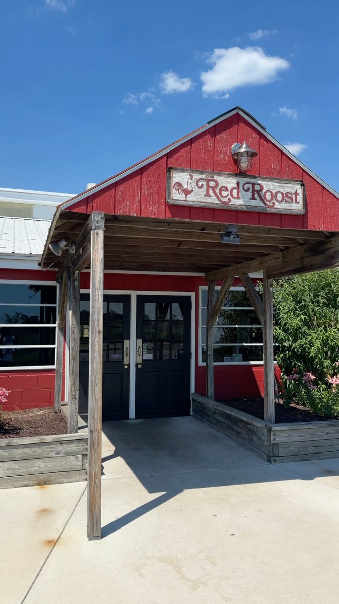 Nothing says summer in Maryland quite like crabs on the Eastern Shore 🦀 Great food, plenty of laughs, and a little friendly competition The Red Roost