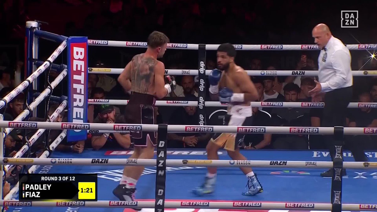 How are you scoring this fight? 🤔 #PadleyFiaz | Live NOW on DAZN ▪️