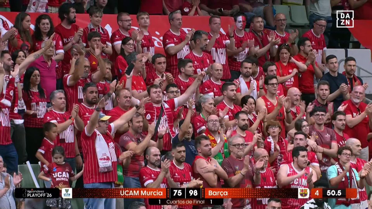 🙌👏 ¡𝐓𝐎𝐃𝐎𝐒 𝐄𝐍 𝐏𝐈𝐄! La ovación de una AFICIÓN entregada a su EQUIPO tras una temporada HISTÓRICA. 💪 Orgullo, UCAM Murcia #LigaEndesaxDAZN 🏀