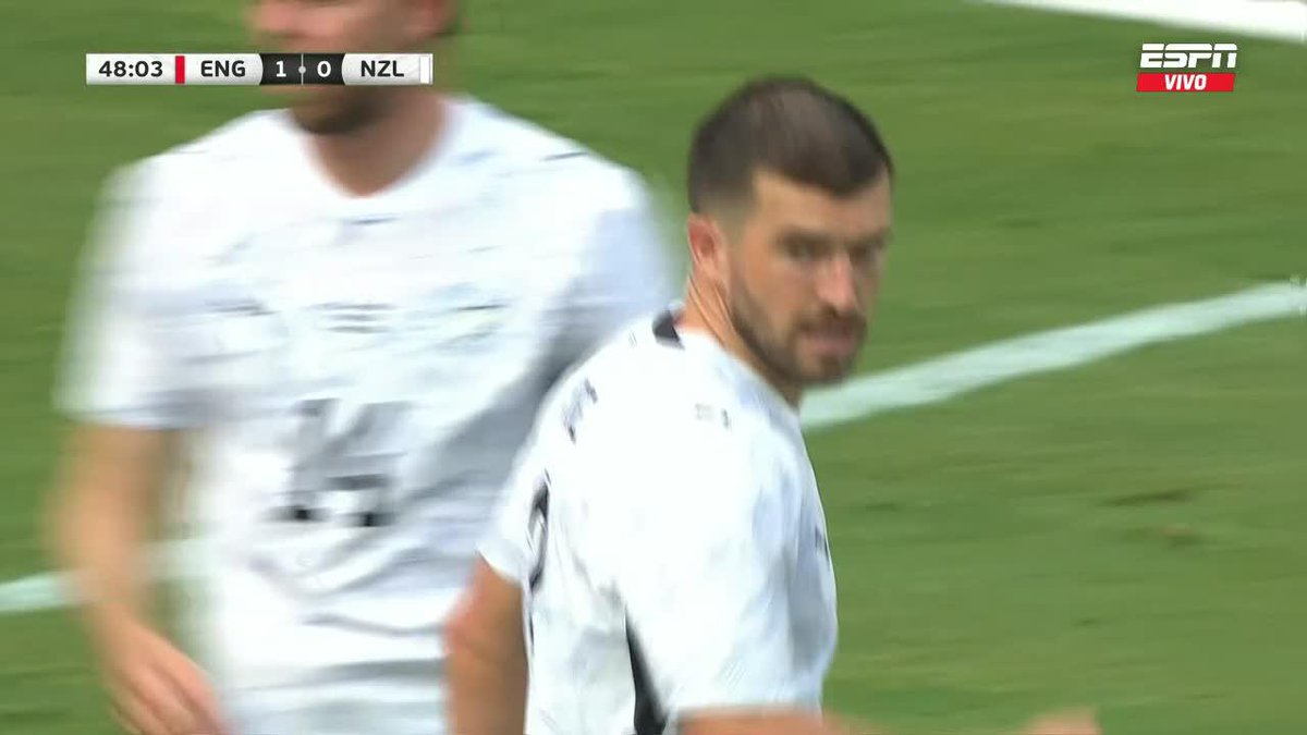 ¡SE GANÓ TODOS LOS APLAUSOS! Tim Payne le tapó el centro a Anthony Gordon, nuevo refuerzo de Barcelona, y levantó al estadio. 📺 #DisneyPlus Plan Premium