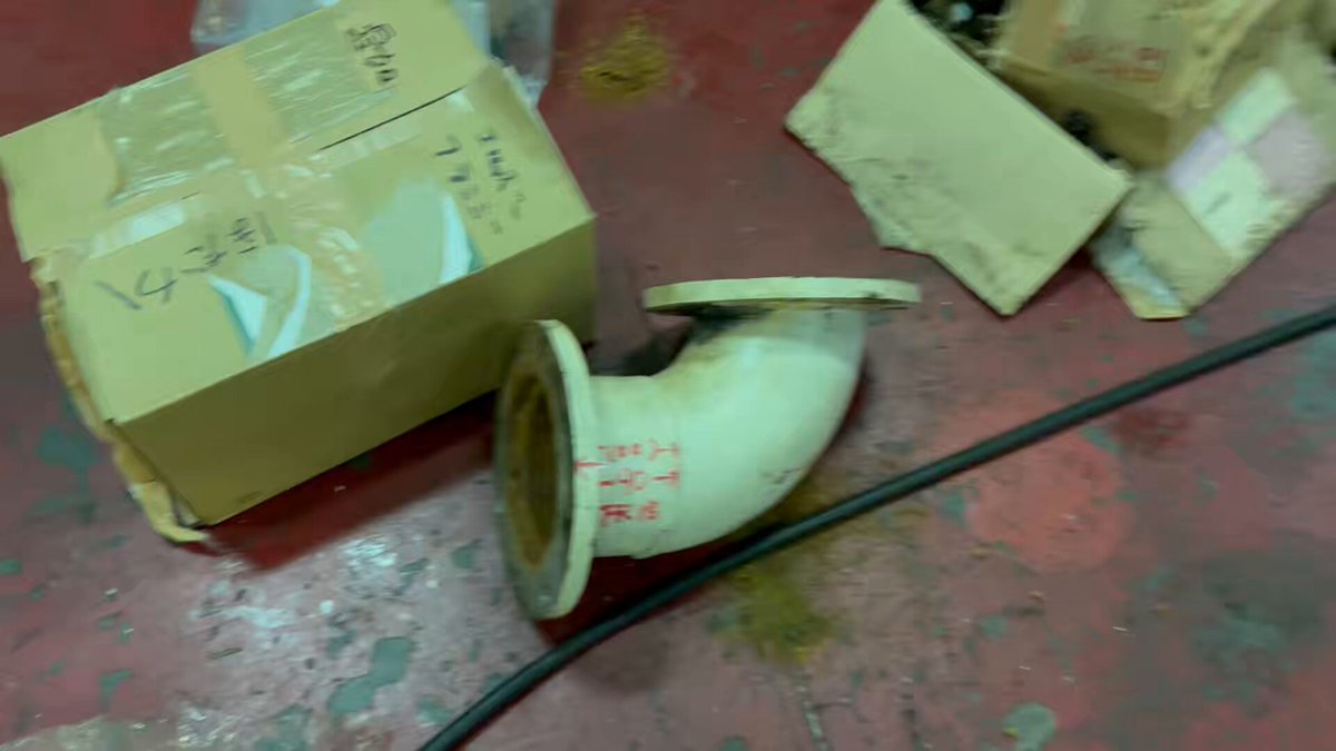 タンカー船の中には、海水が通る配管があります。 実はその配管の一部は、なんと「わざと弱い鉄」で設計されているんです。 「全部ステンレスの強い配管にすればいいのでは？」と思いますよね。 でも配管を強くしすぎると、なんと繋がっている【何百万円もする機械(造水機やプレートクーラー)】のほうが代わりに溶けてしまうという恐ろしい現象（電食）が起きます…！ そのため、階をまたぐような長い配管はビニルコーティングなどで守りつつ、あえて「交換しやすい1箇所」だけを弱くして身代わりにしています。
