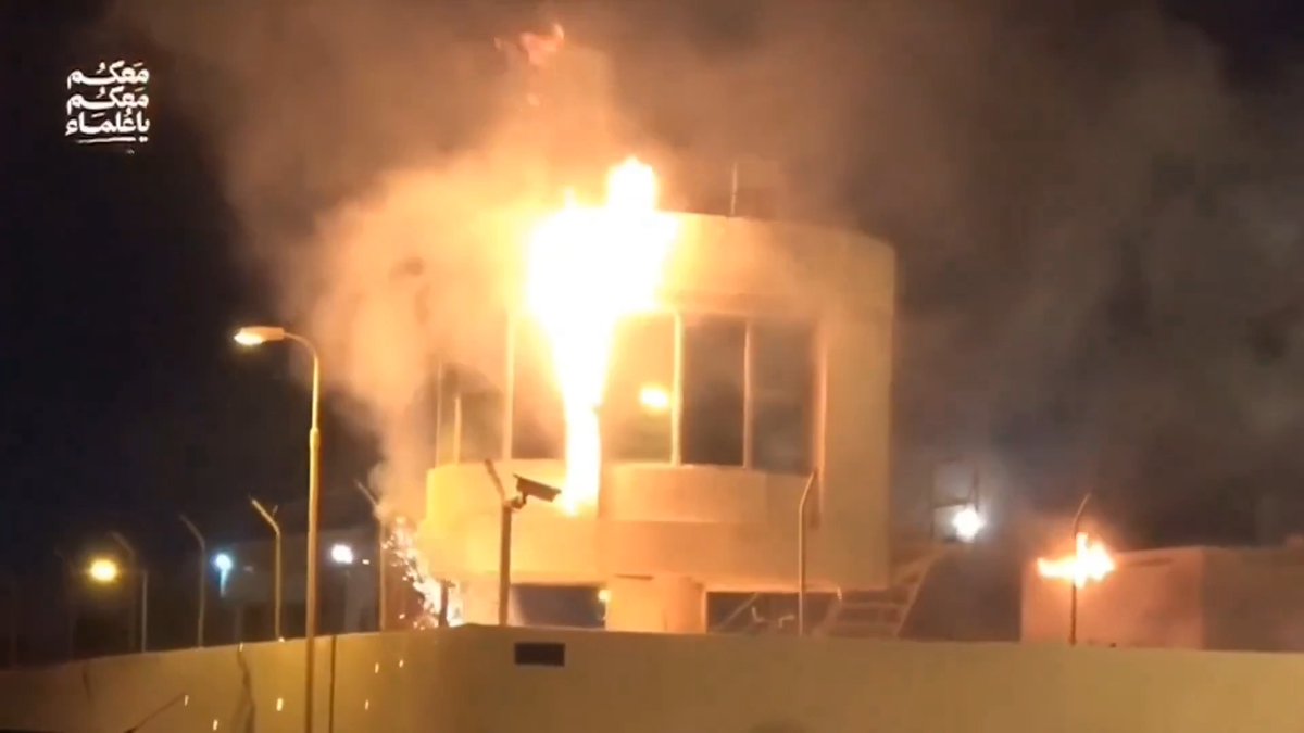 Y'all like sectarian violence? Well then Bahrain might be for you! 😎 Recent footage reportedly released of the "Bahraini Resistance" Shia militia attacking a police station in the capitol city of Manama last night. For the new folks - Bahrain's current ruling monarchy are Sunnis but they have a mixed population of Sunnis and Shia. It seems the Shia residents aren't super happy with the way things are going with the war; perhaps they see an opening. Monitor the situation accordingly... #CityLife #bahrain #sea #shia #sunni #sectarian #manama #war #iran #israel #police #البحرين