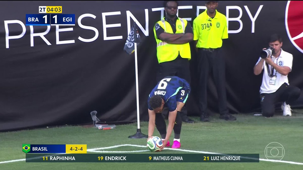 Matheus Cunha tirou a bandeirinha do campo na hora de bater o escanteio, mas arbitragem mandou voltar pro lugar... #ge2026 #selecaobrasileira #egito #brasil #amistoso
