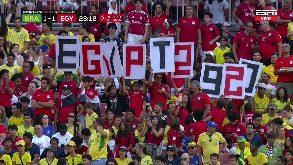 En el amistoso ante Brasil en Estados Unidos, los hinchas de Egipto llevaron unas pancartas para formar el cartel definitivo rumbo al Mundial... ¿2920? ¡Terrible blooper en las tribunas! 🏆 #ESPNMundial 📺 #DisneyPlus Plan Premium