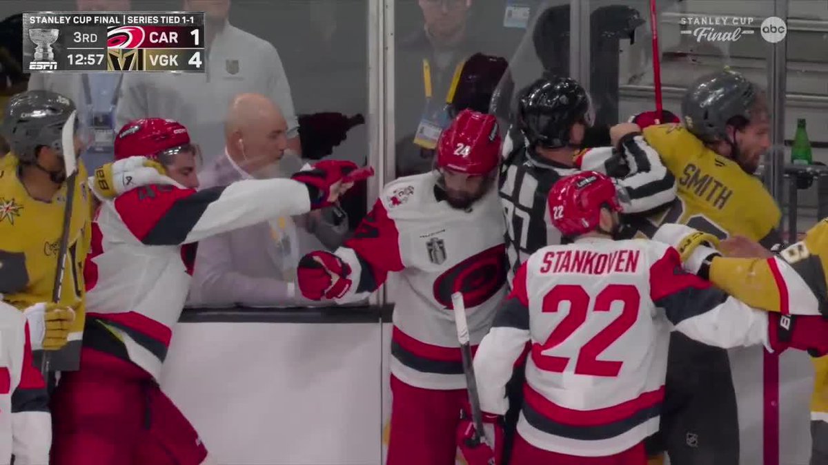 CAROLINA AGAIN, WHAT IS GOING ON, IT IS NOW A 1 GOAL GAME 😱🚨 IT WAS 4-0 LESS THAN A MINUTE AGO!!! 👀