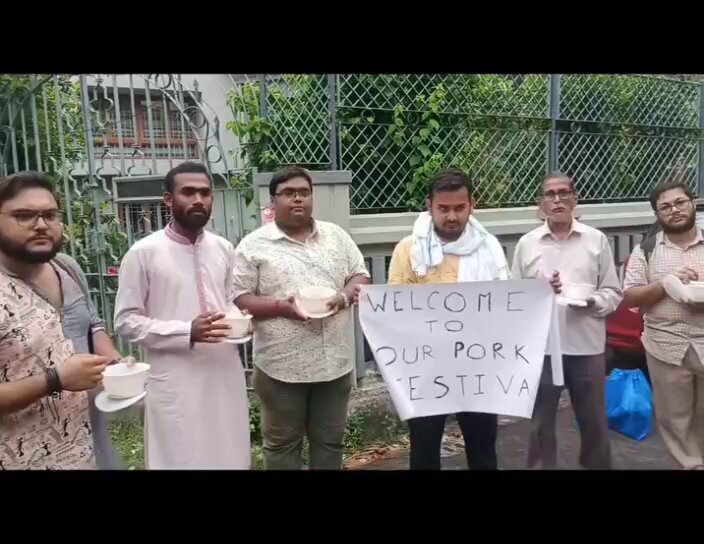Epic trolling! A few Bengali Hindus have arranged a PORK FESTIVAL outside the residence of CPIM leader Bikash Ranjan Bhattacharya. Bikash Ranjan is known for hurting Hindu sentiment by consuming beef on open road. They are now inviting Bikash Ranjan to join the festival.