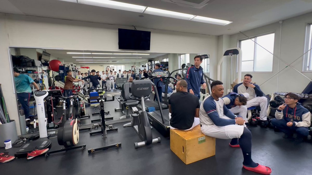 本日の全体練習前に 池山校長先生から挨拶がありました👨‍🏫 復刻ユニで今日こそ勝つ！ 応燕よろしくお願いいたします✨ #swallows #燕心全開 #池山隆寛 監督