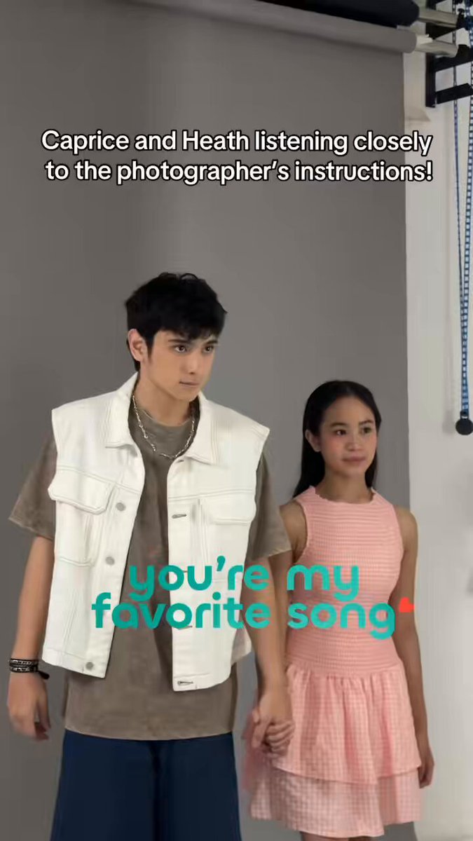 KAPIT-KAMAY HABANG NAKIKINIG ANG #YMFS LEADS! 🥹🫶🎶 Parang wala sakanila ang gustong bumitaw? 🤭 Abangan ang mga kilig, kuwento, at mga tagpong tiyak na aantig sa inyong puso sa "You’re My Favorite Song," ang pinakabagong romantic drama series ng GMA Public Affairs! #YMFS
