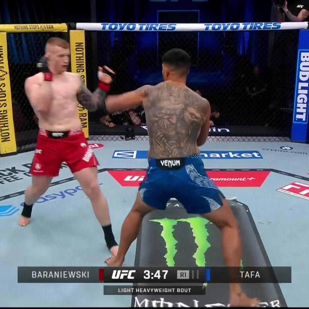 ZNÓW TO ZROBIŁ 🔥💥 Iwo Baraniewski pokonał Juniora Tafę przez techniczny nokaut w pierwszej rundzie na gali w Las Vegas ✅ Dla Polaka to trzecia wygrana w UFC i zarazem kolejna odniesiona przed czasem.