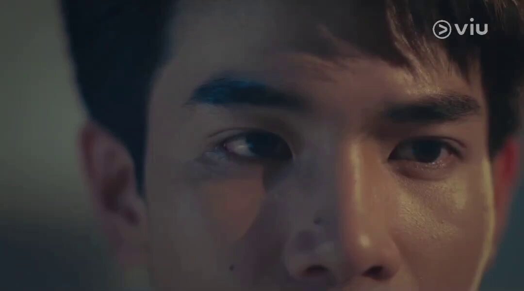 #TicketToHeavenEP2 ส่วนตัวคิดว่าบาร์ธใน EP นี้เป็นตัวแทนของการ "ล่อลวง" อ่ะ แต่ไม่ใช่ล่อลวงในความสัมพันธ์ เพราะนี่มองว่าบาร์ธมันยังไม่ได้เริ่มจีบน้องแทนรักเลยด้วยซ้ำ อาจจะเล็งจริง แต่บาร์ธยังไม่ได้โฟกัสถึงขั้นนั้นอ่ะ นี่ว่าบาร์ธมองเห็นถึงความอึดอัด มองเห็นถึงการปิดกั้นตัวเองของแทนรัก บาร์ธถึงได้อยากพาแทนรักออกนอกกรอบบ้าง อีกอย่างก็คงอยากทดสอบด้วยแหละว่าแทนรักเรียบร้อย นิสัยดี และประพฤติตัวอยู่ในกฎตลอด นั่นเพราะแทนรักเป็นแบบนั้นจริงๆ หรือแค่เพราะ "บังคับ" ให้ตัวเองเป็น อย่างตอนแรกที่โกหกครูเรื่องกลุ่มคริสต์มาส โดยอ้างถึงแทนรัก เพื่อดูว่าแทนรักจะยอมโกหกเพื่อช่วยตัวเองมั้ย แล้วแทนรักยอมช่วย จากนั้นก็ซื้อขนมจากข้างนอกมาแบ่งให้แทนรักกิน แต่แทนรักก็ไม่ยอมกิน แกล้งก่อกวนตอนแทนรักซ้อมเปียโน เพื่อให้แทนรักแสดงความหงุดหงิดออกมา ไหนจะตอนท้ายที่ชวนแทนรักโดดออกไปนอกโรงเรียนอีก คือแทนรักไม่ยอมทำผิด พอมาถึงจุดที่แทนรักยอมกินโรตี บาร์ธถึงได้ทำหน้าเจ้าเล่ห์ หน้าแบบชนะ เพราะสุดท้ายแทนรักก็ยอมออกนอกกรอบบ้างแล้วอ่ะ แต่บาร์ธเอ้ยยยยยย แกแค่ล่อลวงให้เขาออกนอกกรอบ แต่เขาดันคิดไปไกลกว่านั้นมากแล้ว มันหลุดจากกรอบไปมากเลย มันไม่ใช่แค่เด็กเณรทำผิดกฎ แต่คือเด็กเณรที่กำลังทำบาปไปแล้วววว🥹