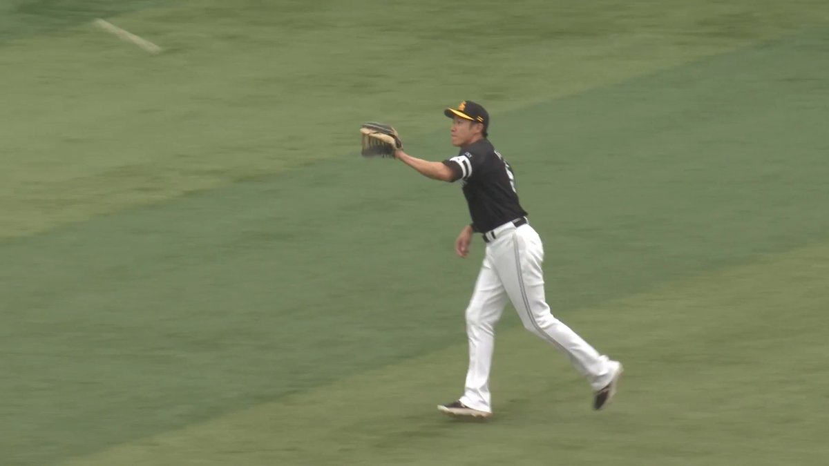 これもプロ野球‼️ 福岡ソフトバンク 徐若熙 投手の治療中に柳田悠岐 選手 周東佑京 選手 正木智也 選手がキャッチボールでファンを沸かせる✨ 👇日本生命セ・パ交流戦見るならパテレ！
