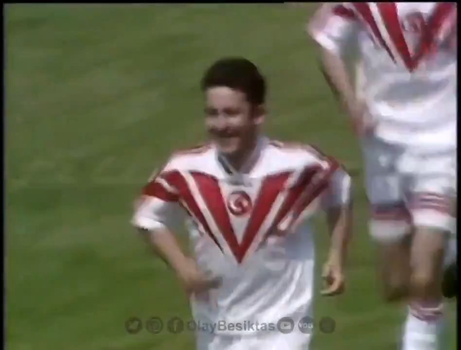📅NOSTALJİ | 7 Haziran 1995 Sergen Yalçın, kornerden gelen topu şık bir vuruşla Kanada ağlarına gönderiyor. (🇨🇦 Kanada 0-3 Türkiye 🇹🇷)