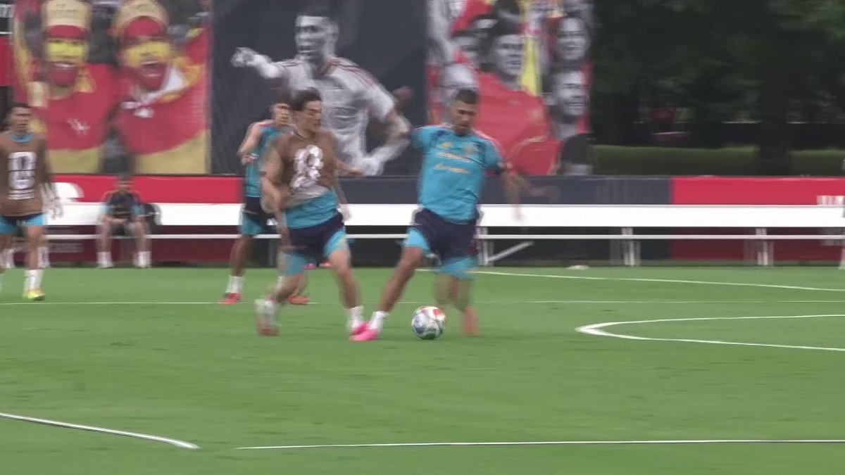 La entrada de Gavi sobre Rodri que hizo temer lo peor en el entrenamiento de España. #CopaMundialFIFA
