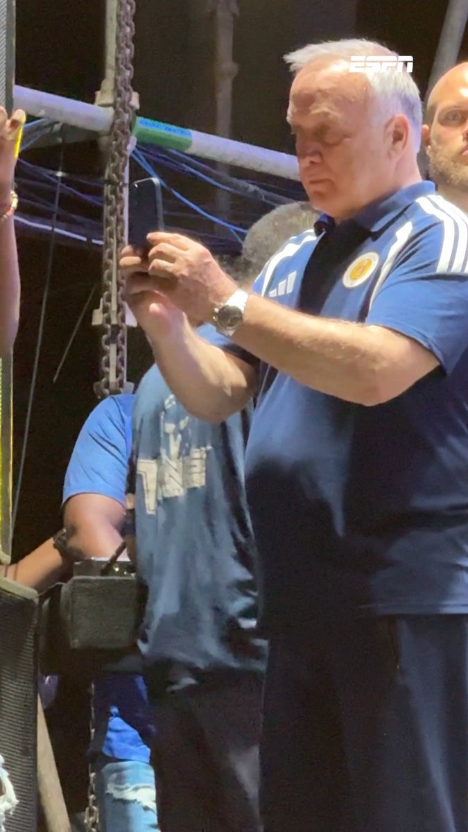 Een groot feest als de Curaçaose selectie wordt uitgezwaaid 🇨🇼👋 En Dick, na het WK nog één laatste klus als social reporter? 🤳