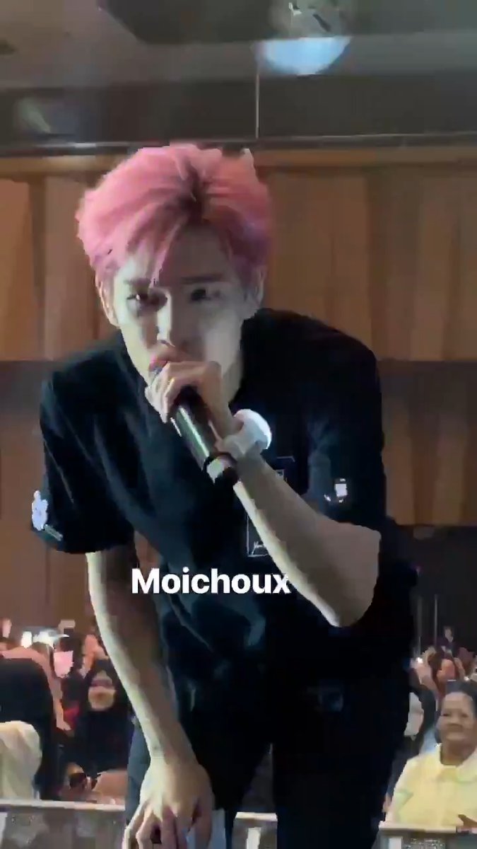 wkwkwk jadi inget Wonpil berangkat ke jkt masih blonde, tiba2 hari H pas Youth concert Jkt rambutnya jadi pink wkwk