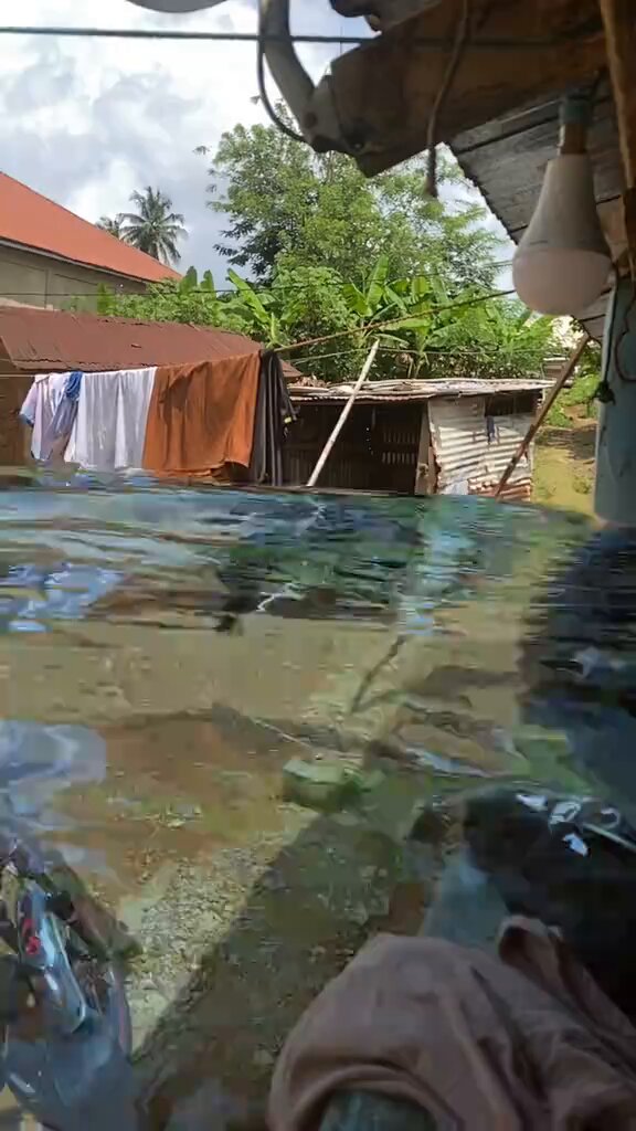How come a flooded water is so clean like this? Eii👀😂 No way, this must be Ai😂