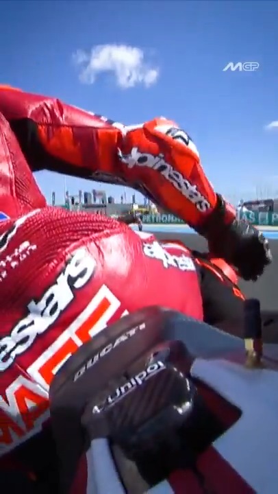 Giving the arm a little break after Warm Up 👀 Could this be an issue for Marc Márquez in the race? 🤔 #HungarianGP 🇭🇺
