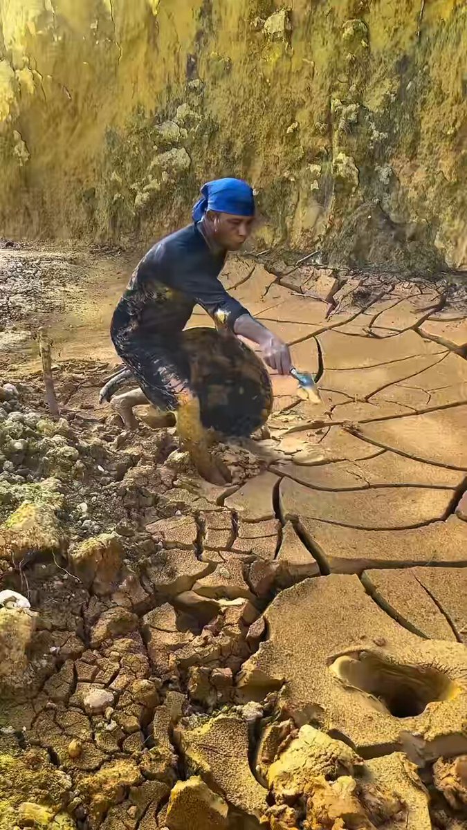 Kupkuru çamurun altından tereyağı gibi sıyrılan saf altının çıkış anı