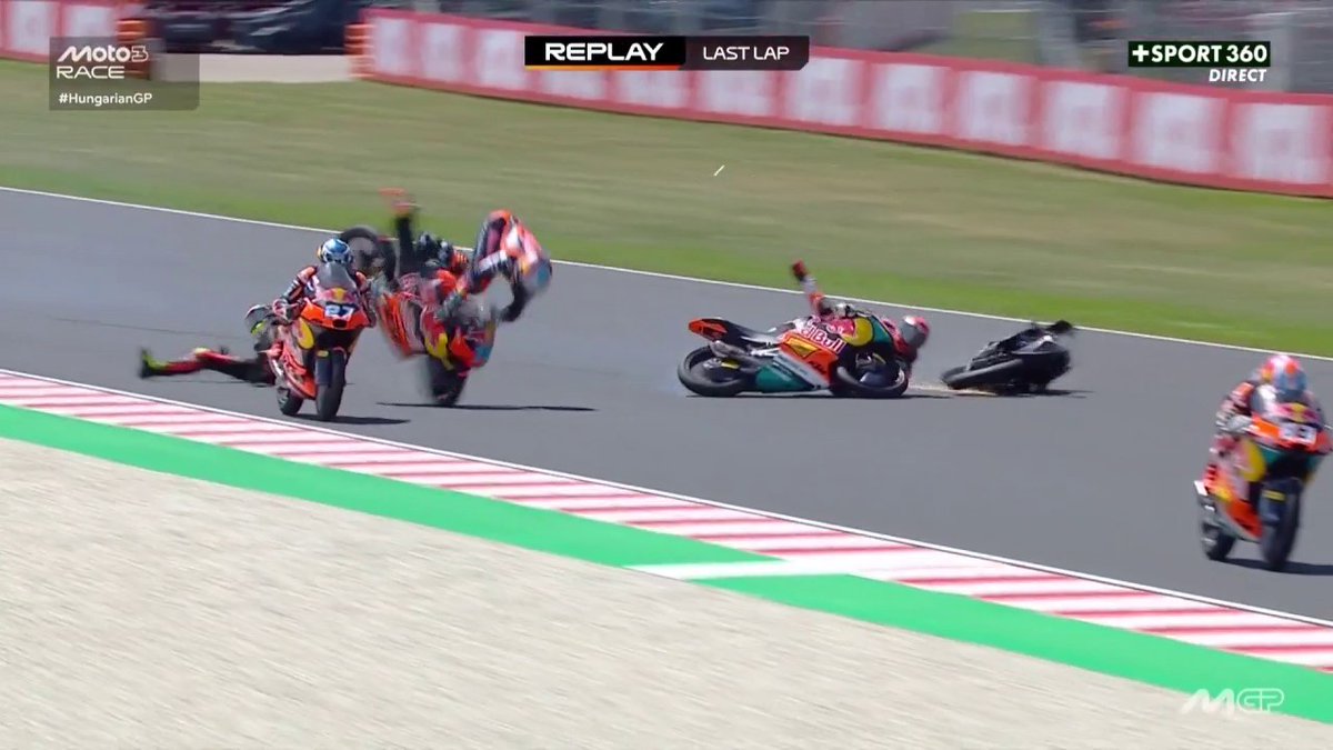 ÉNORME CRASH dans le dernier tour en Moto3 ! 😱 Tous les pilotes vont bien 👍 #HungarianGP | #Moto3