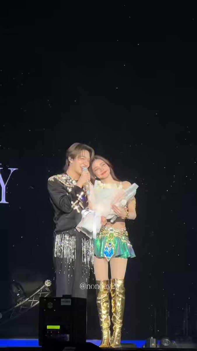 สลับกันให้ดอกไม้พอถึงคิว อฟให้ นุนิว : ดูแพงไปเลย ~~ //5555555555555 อิงฟ้า : ให้หนูได้ร้องเพลง พา ฟค พี่ขึ้นสวรรค์ นุนิว : มันจะเปลี่ยนแนว เป็นแนวลงนรก //มุง 55555555555555 เกสครั้งนี้ได้รู้จุกนินิวเยอะขึ้นมากเลย ไม่ได้แค่เสียงดีอย่างเดียว ชีตลกมากกก คำพูดบางคำไม่คิดว่าจะเป็นชีพูดอะ มุขตลกๆ เอ็นดู🤏🏻 #ConENGFALegacyMahachon3 #อิงฟ้ามหาชน #อิงฟ้าวราหะ #EngfaWaraha Engfa Waraha (ตัวจริง) #นุนิว #nunew