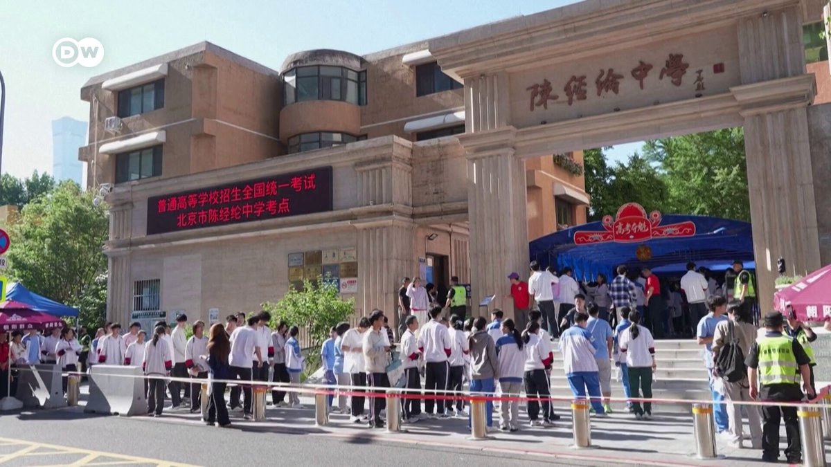 本周日（6月7日），中国全国高等学校招生统一考试（简称“高考”）正式拉开帷幕。据中国教育部统计的数字，今年全国约有1290万名学生报名高考。很多家长身穿红色衣服在考场外守候，红色在中国文化中象征着吉祥顺利。 今年的高考报考人数较上年大幅减少45万人。路透社分析指出，原因在于越来越多的青少年选择放弃追求高等教育。当前，中国适龄大学入学群体的规模正经历结构性萎缩，加之就业市场形势严峻（16至24岁青年的失业率超过16%）使得情况更为复杂。 分析人士预计，随着创纪录的1270万大学毕业生将于今年夏天进入劳动力市场，失业数据可能会进一步恶化。 不过，人们对曾被看作是“改变人生命运”的高考的态度也在发生变化，越来越多的学生和家长不愿再以牺牲身心健康为代价去换取高分。
