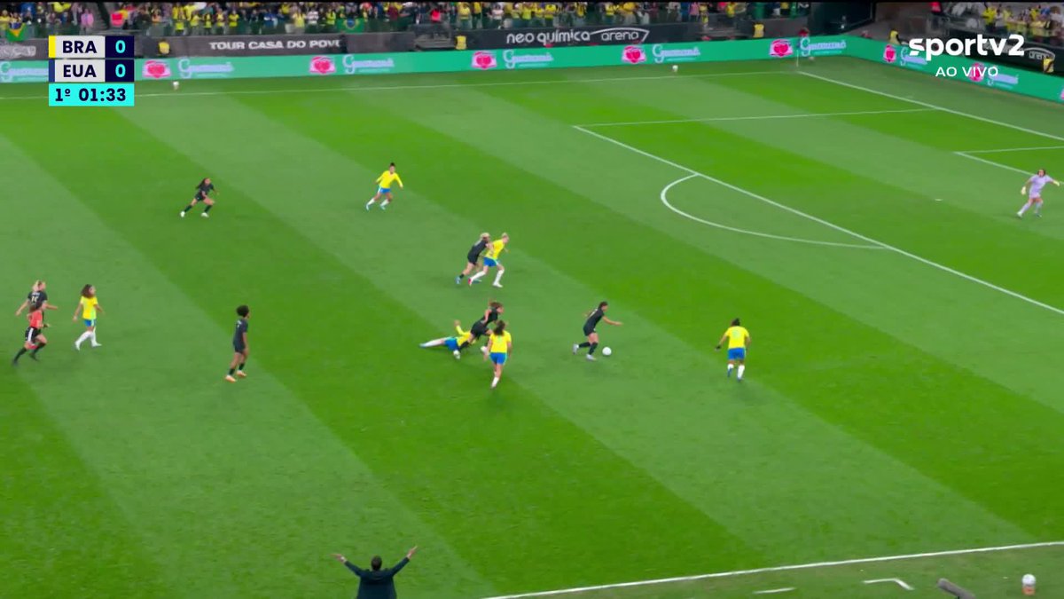 A regra é clara no futebol feminino: chutou de qualquer lugar e de qualquer jeito, é gol.