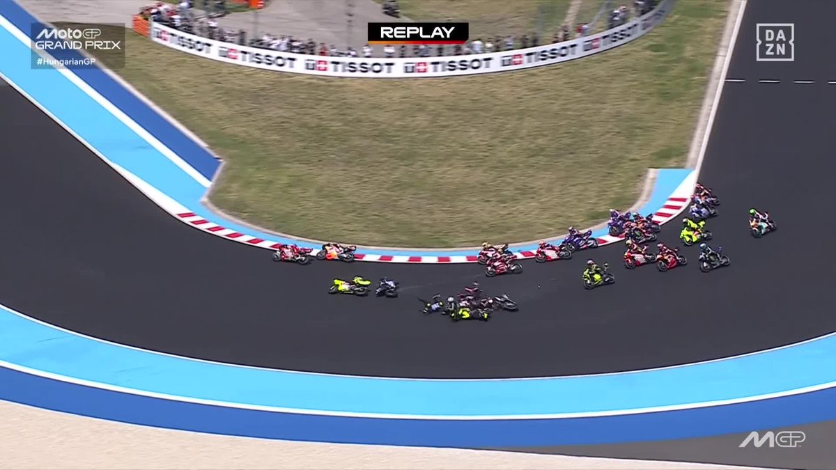 JORGE MARTÍN ❌ BEZZECCHI ❌ DI GIANNANTONIO ❌ RAÚL FERNÁNDEZ ❌ ALDEGUER ❌ ¡Strike en la primera curva! Martín perdió el control de su Aprilia 😯 #HungarianGP 🇭🇺 #MotoGP 🏁