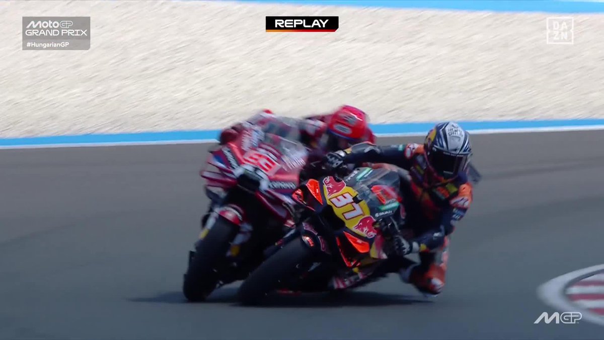 EL TOQUE. EL CUERPO A CUERPO. Marc Márquez. Pedro Acosta. ¡Esto es #MotoGP y es una bendita locura! 🔥 #HungarianGP 🇭🇺 #MotoGP 🏁