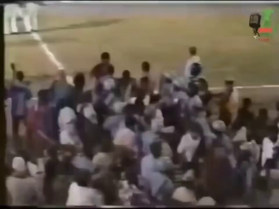 Quand Patrice Dumont et Yves Jean-Bart partageaient leur expertise du football sur la TNH. 📺 Souvenir des années 80 en Haïti. #Haiti