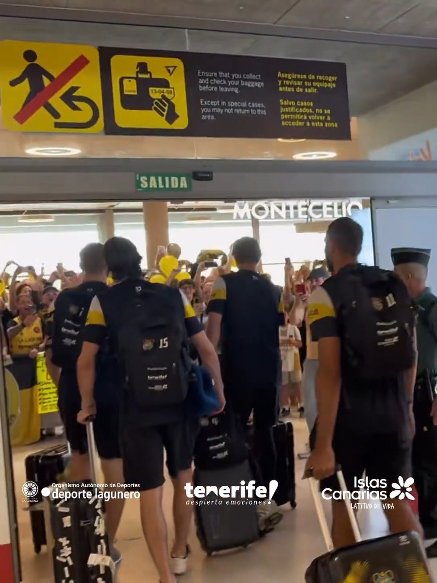 🤟 Los hijos del rock and roll ya están en casa ‼️ 🎶 ¡BIEN-VE-NI-DOS! 🎸 😉 🙏 ¡Qué pasada el recibimiento de la afición en Los Rodeos! 👏 💛🖤