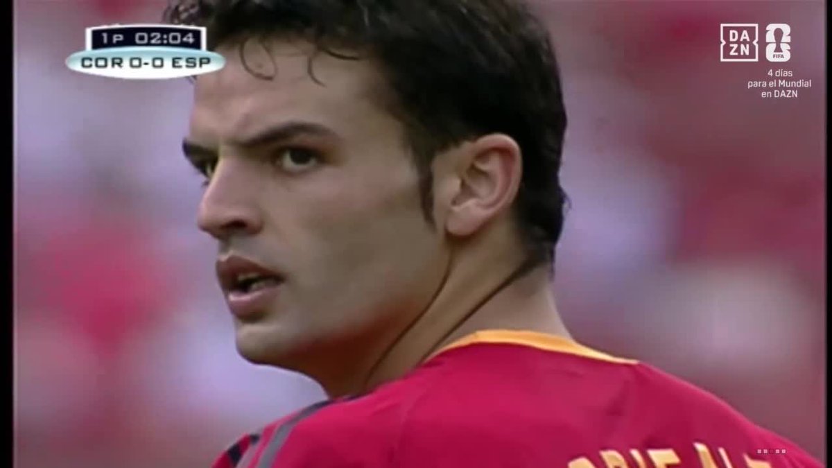 No hay día que no duela recordarlo... 😥 El centro de Joaquín. El gol anulado a Morientes. El tanto que hubiera llevado a España a las semifinales del Mundial 2002 🇪🇸 Disfruta ya partidos históricos y mucho más en el canal #DAZNMundial, disponible en la app de DAZN 🔥