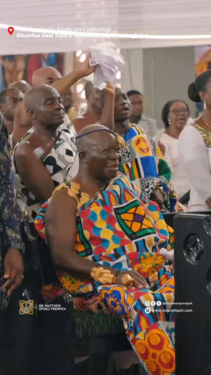 Join the crowd in praise of Jesus, Come and praise His Holy Name Strangers now have come to Jesus Kings bow down and praise the Christ.