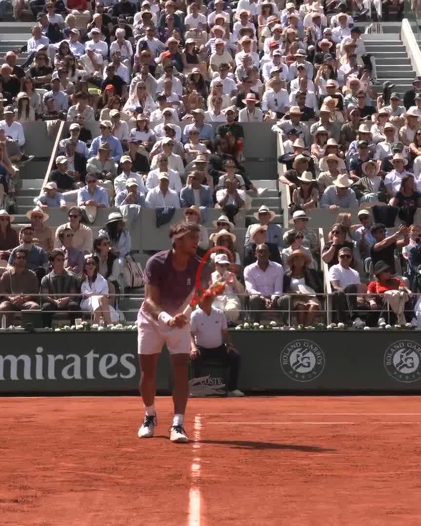 Zverev in control in this first set 💫 #RolandGarros